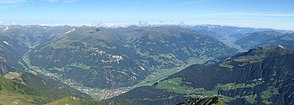 Zillertal Gesamtansicht von Strass (rechts hinten) bis Mayrhofen (vorne unten) und Übergang ins Tuxertal (links)