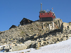 Zittelhaus (links) und Sonnblickobservatorium (rechts)