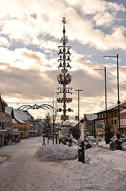 Der Hauptplatz von Kindberg mit dem Zunftbaum