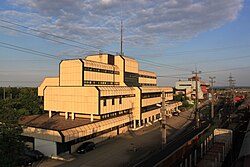 Betriebsgebäude 1 (links) und Stellwerk 1 (rechts)