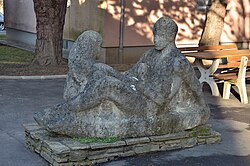 Zwei liegende Menschen mit Kind