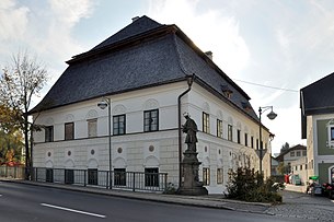 Färberhaus, davor Bildstock Johannes Nepomuk